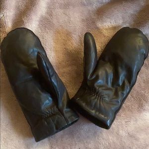Warm af COS downfilled mittens, soft black leather